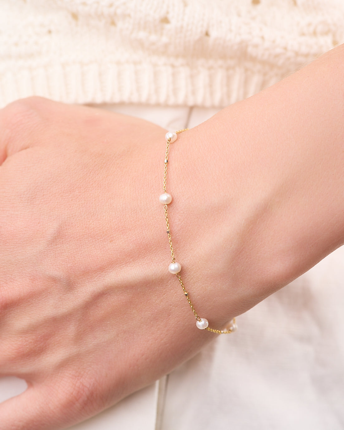 Bracciale Yuki in oro 18 carati con perle di fiume, dettaglio ravvicinato.