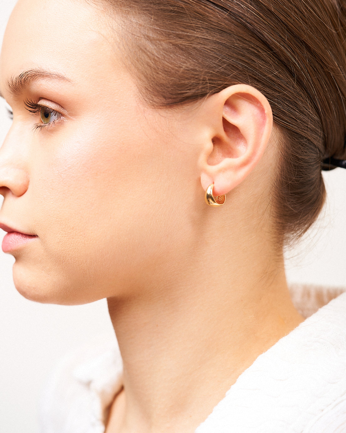 Orecchini a lobo Isolde in argento 925 dorato bombato