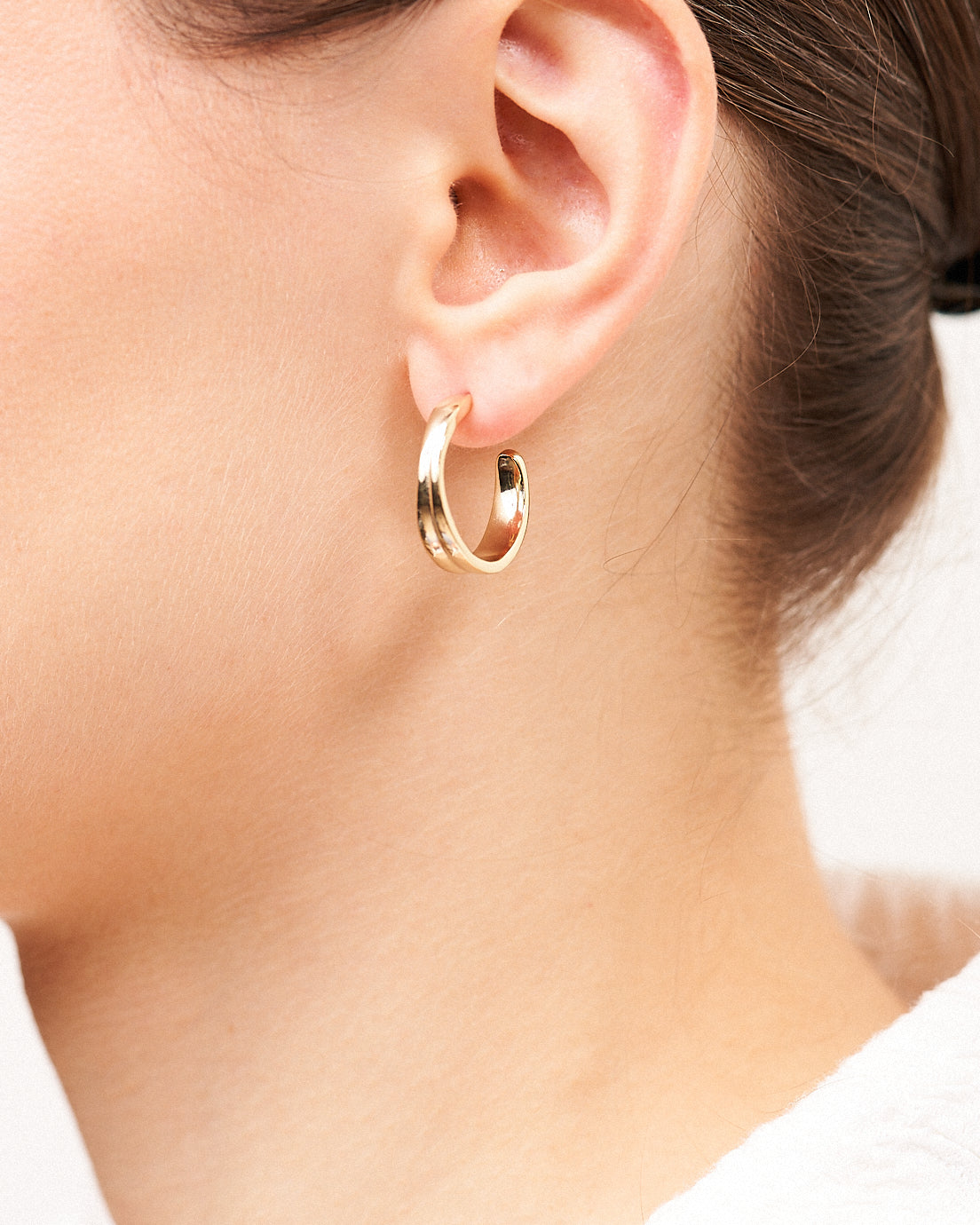 Orecchini a cerchio Sappho in argento 925 dorato indossati