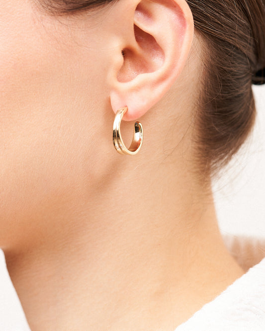 Orecchini a cerchio Sappho in argento 925 dorato indossati