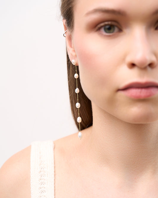 Orecchini pendenti artigianali in oro giallo 18k con perle naturali bianche.