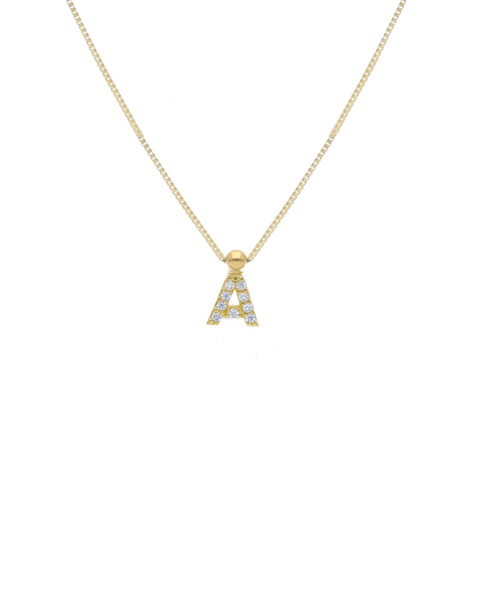 Collana in oro giallo con ciondolo a forma di lettera "A" tempestato di cubic zirconia e catena regolabile 38+4 cm, design elegante e personalizzato.