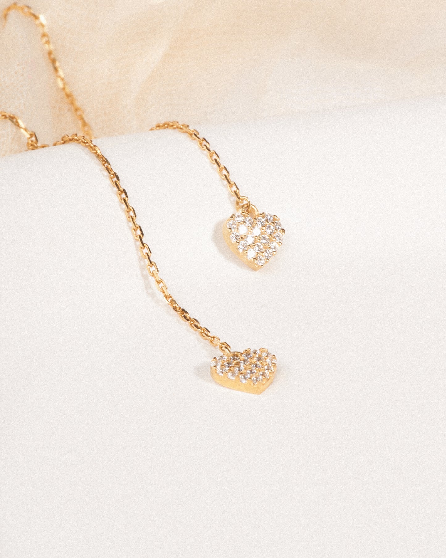 Orecchini Mirabelle Heart in oro giallo 9 carati con design a catenella e cuore finale impreziosito da cubic zirconia, raffinati e moderni.