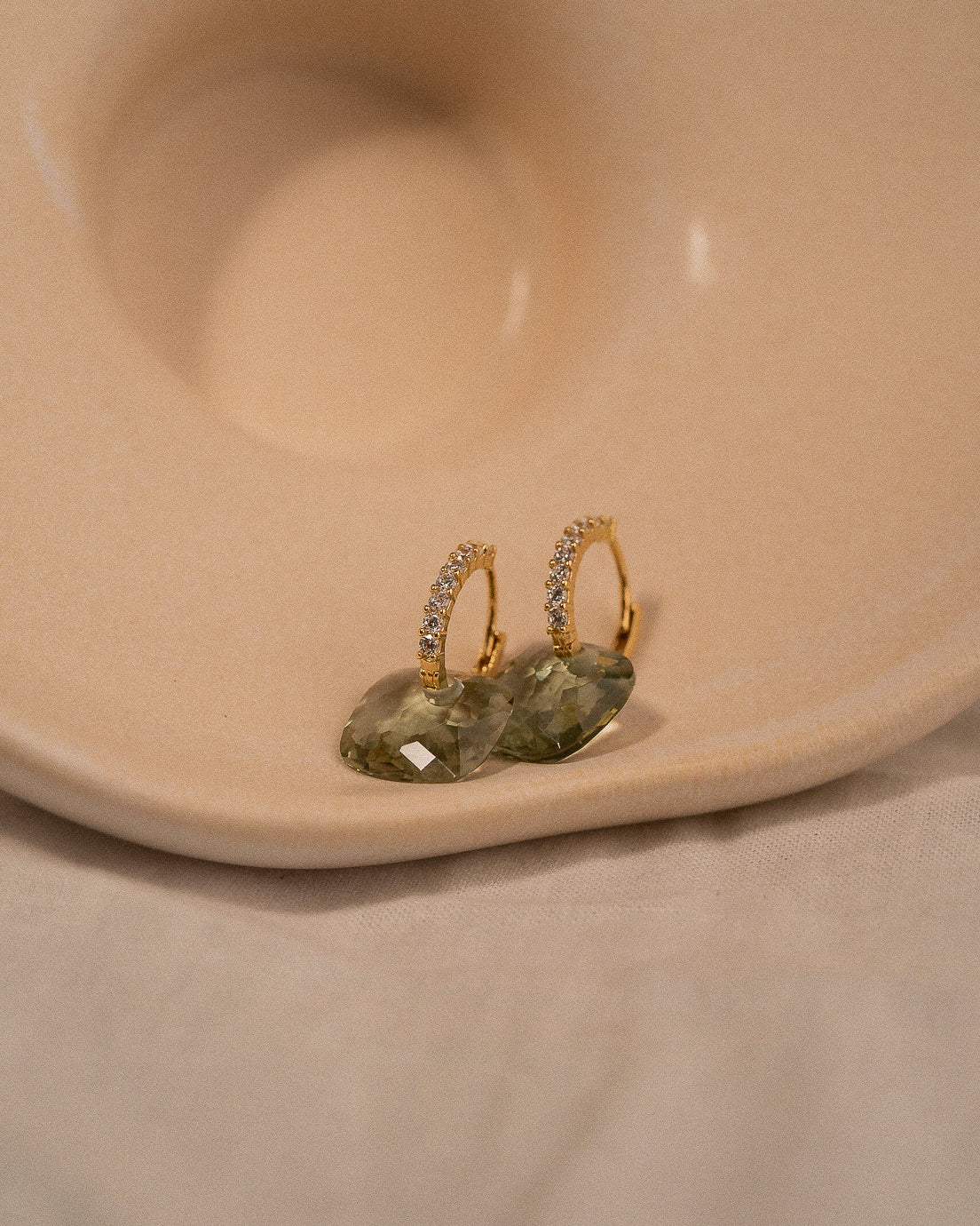 Boucles d'oreilles créoles avec pierres précieuses