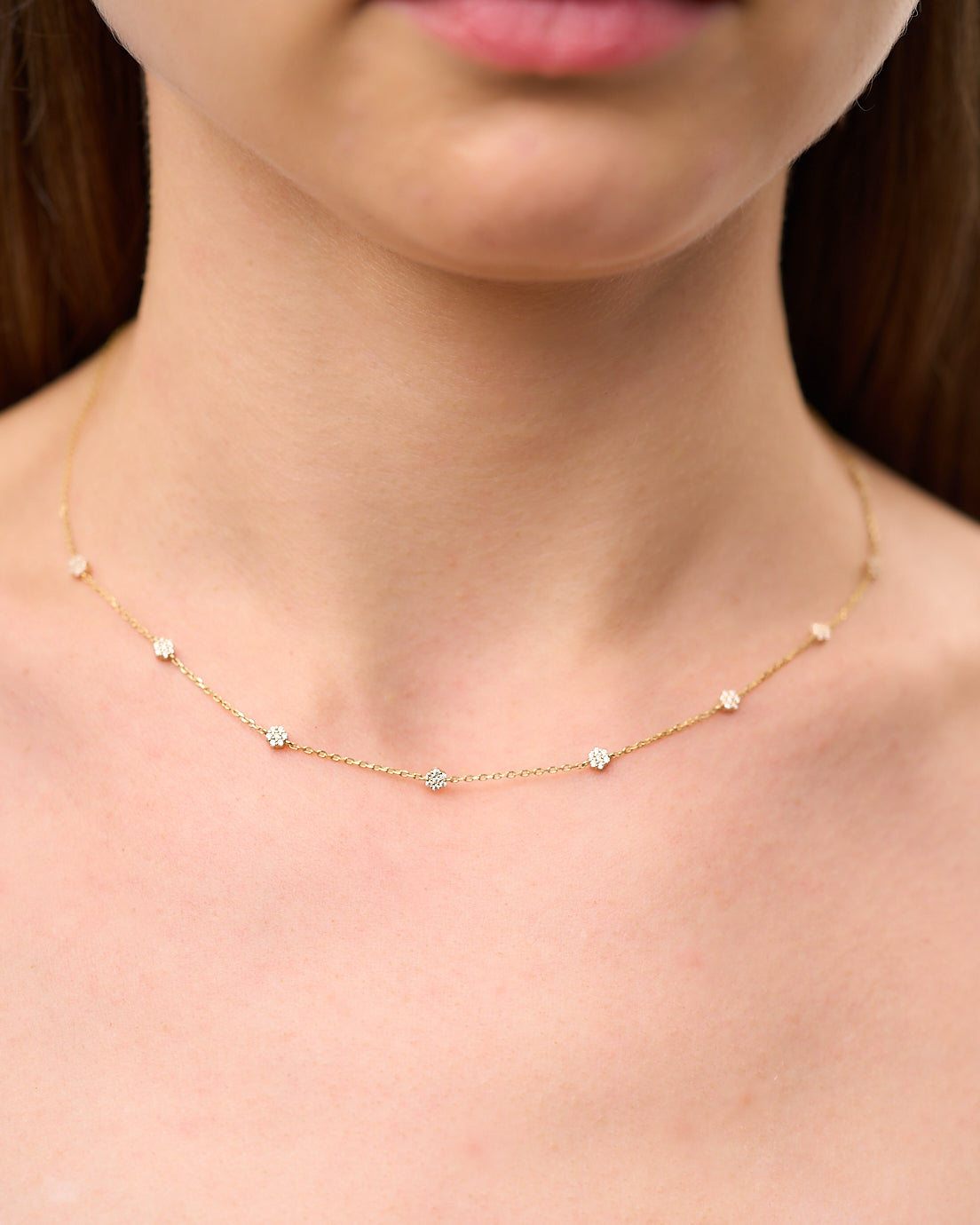 Girocollo in oro giallo 9 carati con piccoli punti luce in cubic zirconia.