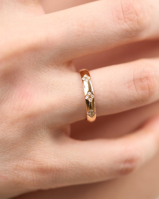 Fede Coeur in oro giallo 18 carati con diamanti, vista laterale.