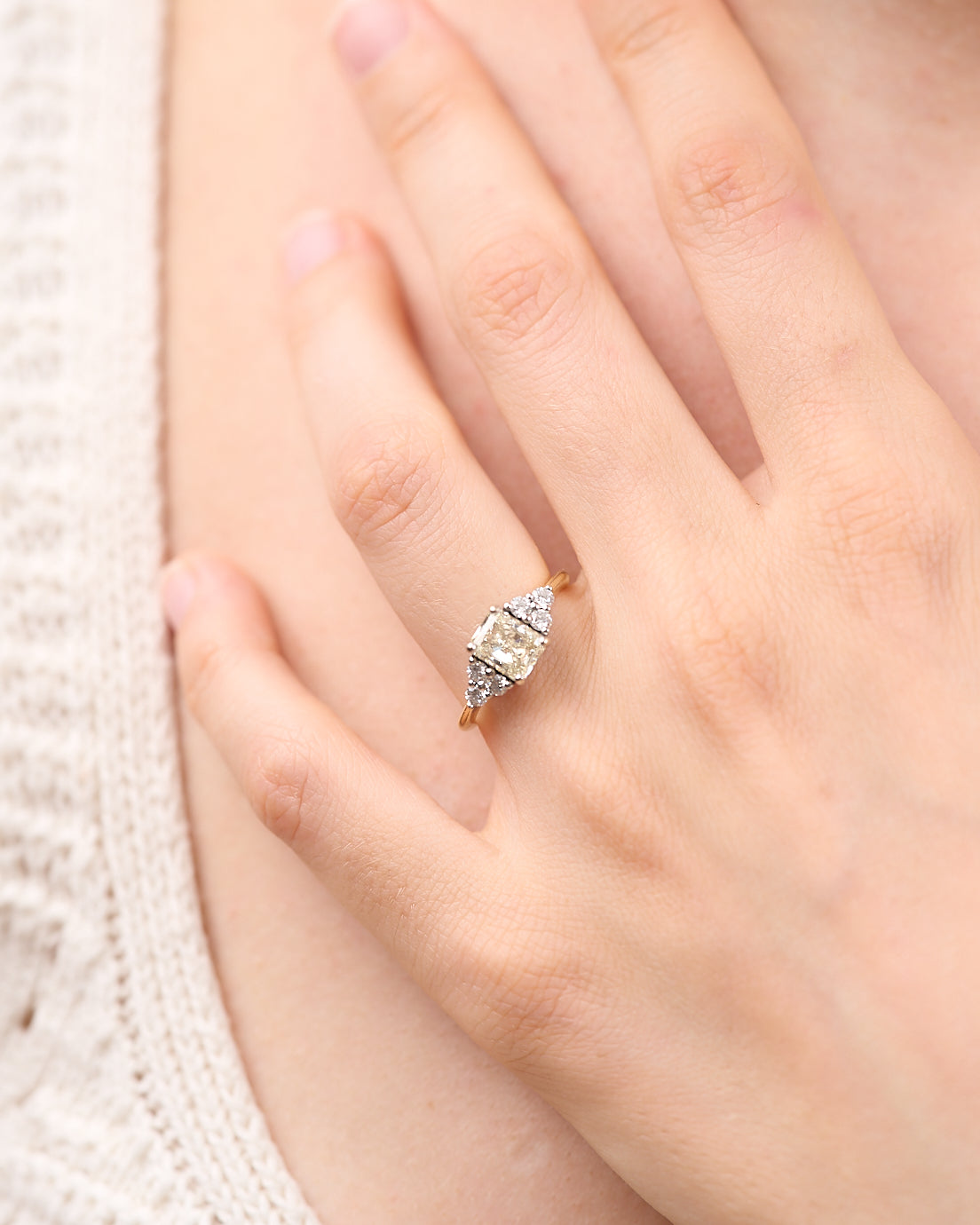 Anello Ella in oro 18 carati bicolore con diamanti, vista dall’alto.