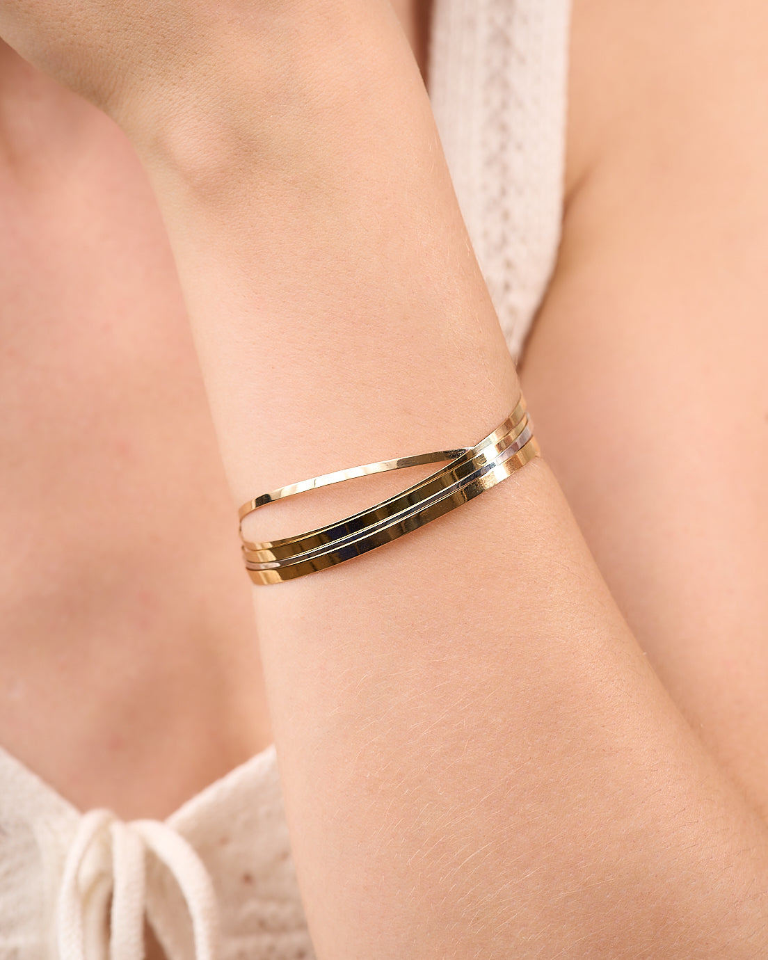 Braccialetti Flair in oro 9 carati, design sottile, indossati al polso.