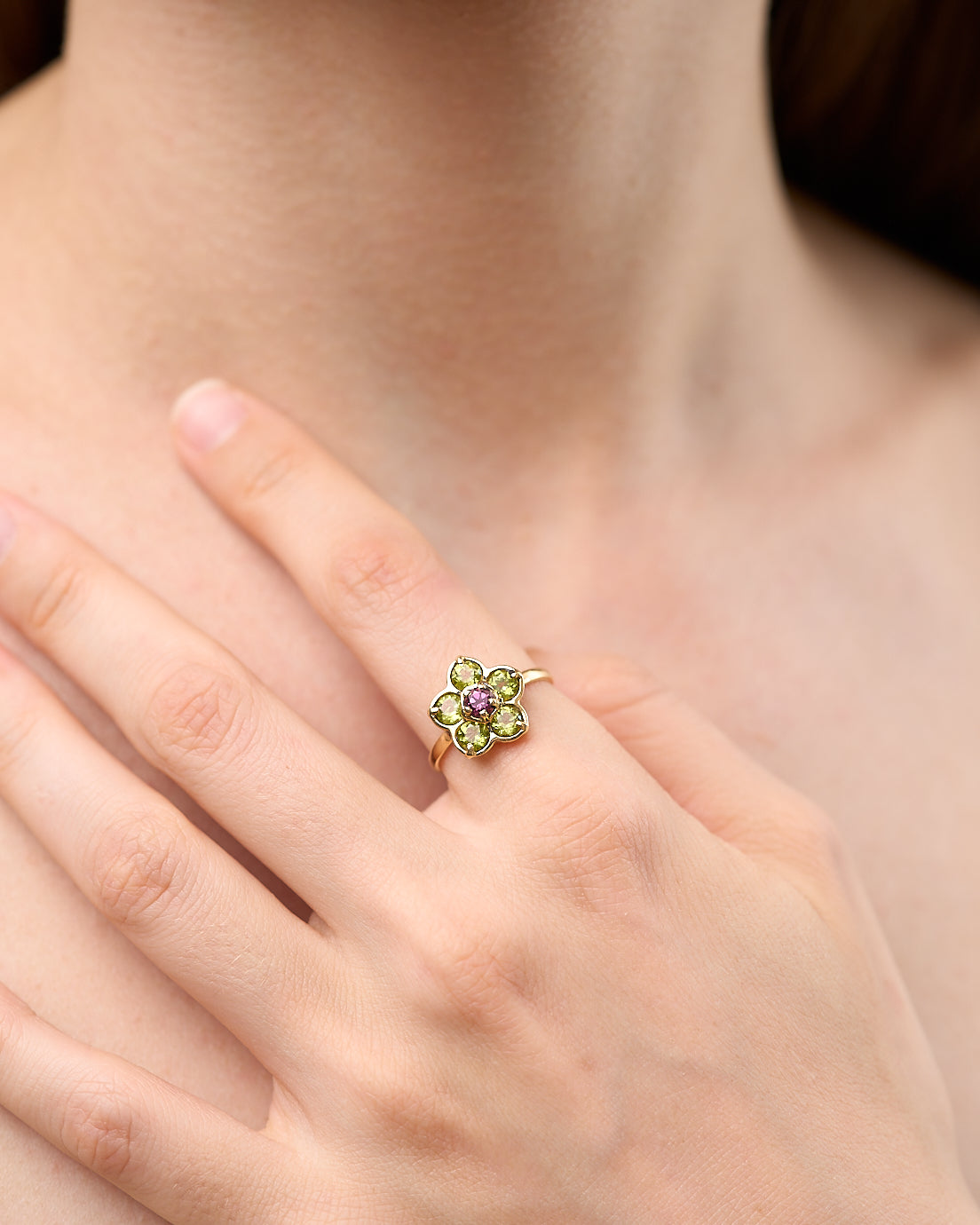 Anello Hana in oro rosa 18 carati con rubino centrale e peridoti.