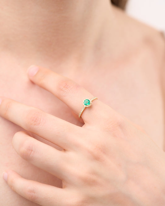 Anello Himari in oro giallo 18k con smeraldo tondo e diamanti halo.