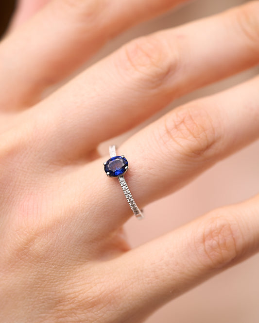 Anello Orelune in oro bianco con zaffiro blu ovale e diamanti pavé.
