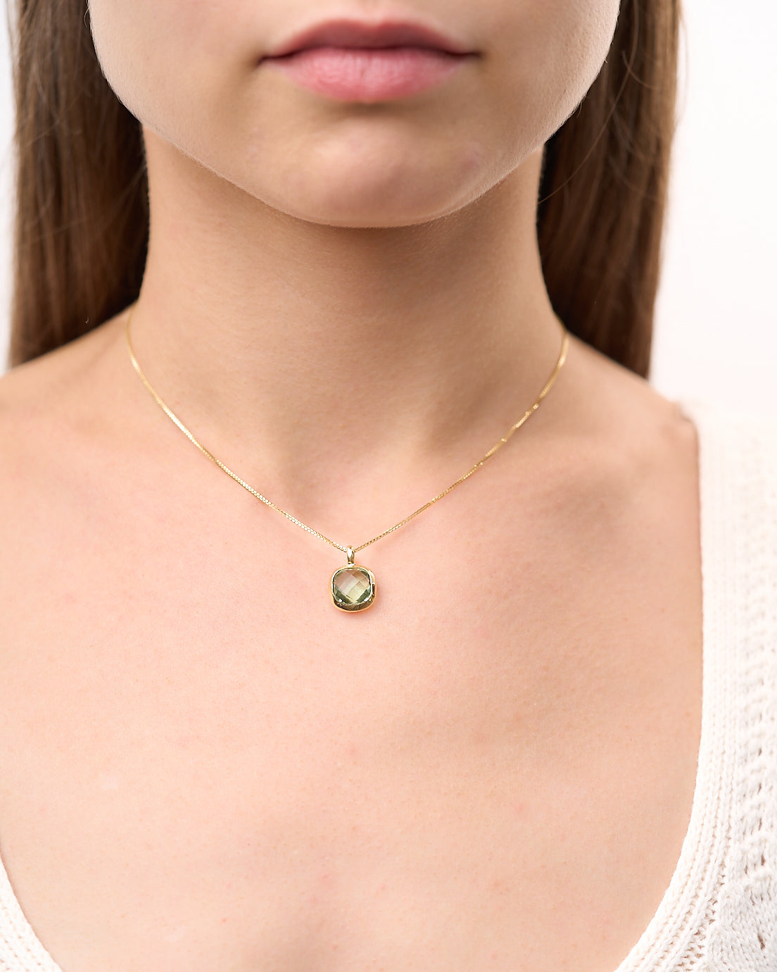 Collana Reina oro giallo 18k con prasiolite, indossata.