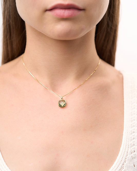 Collana Reina oro giallo 18k con prasiolite, indossata.
