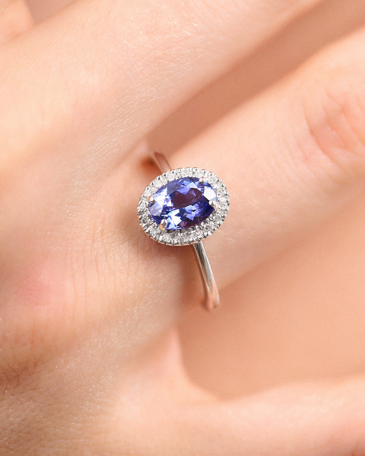 Anello Veloria in oro bianco con tanzanite ovale e halo di diamanti.