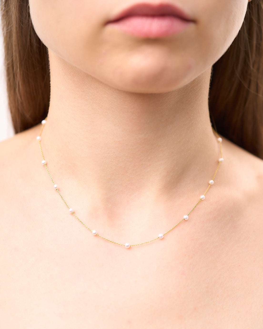 Collana Yuki in oro giallo 18k con piccole perle naturali distribuite sulla catena.