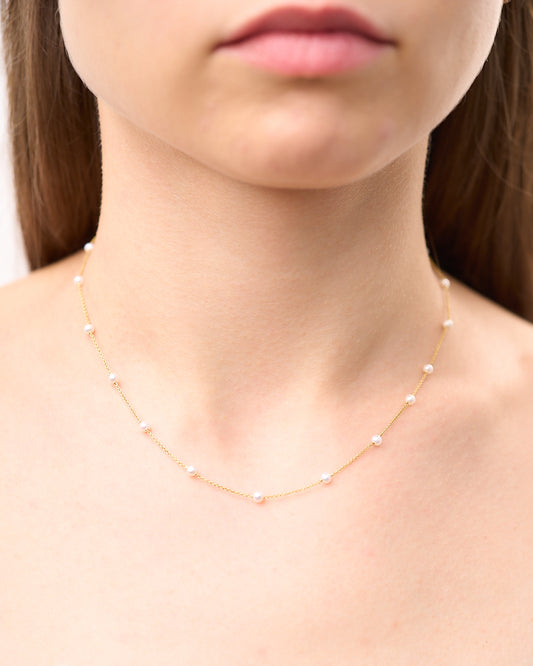 Collana Yuki in oro giallo 18k con piccole perle naturali distribuite sulla catena.