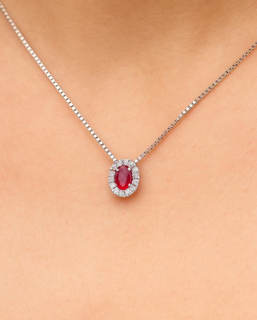 Girocollo Victoria in oro bianco 18 kt con ciondolo 6×8 mm, rubino ovale e diamanti.