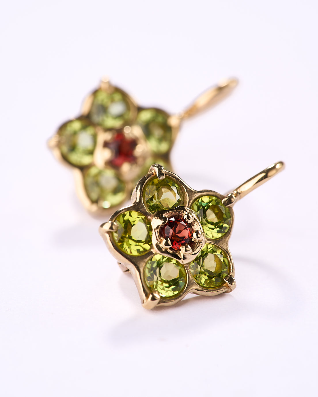Orecchini Hana a fiore in oro rosa 18k con peridoto e rubelite.