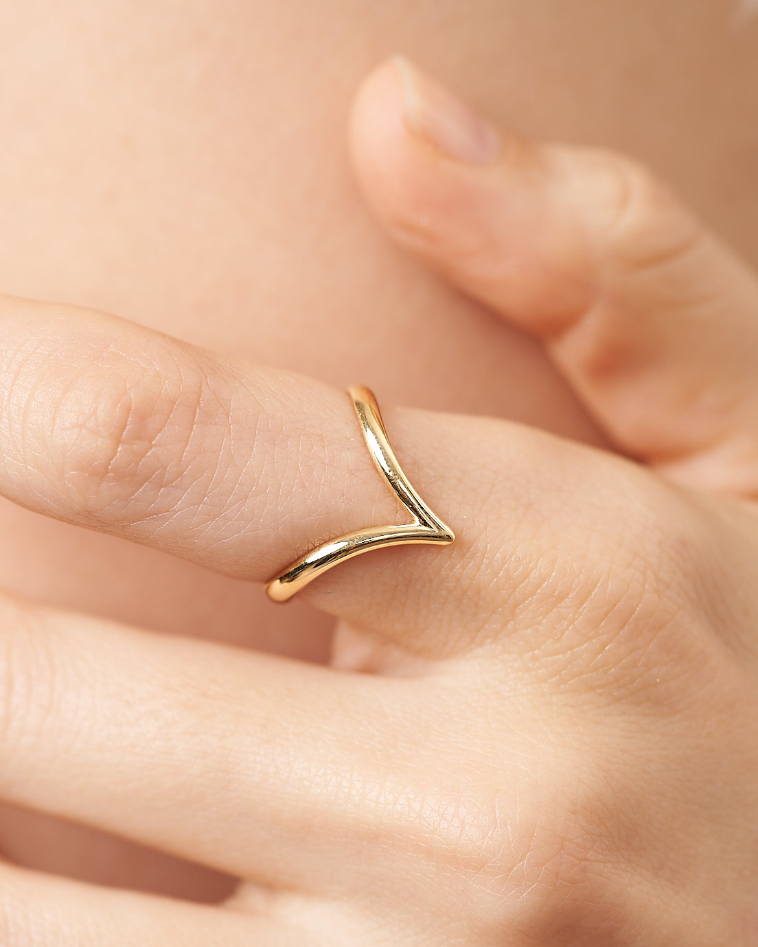 Anello Essential regolabile in argento 925 a V minimal