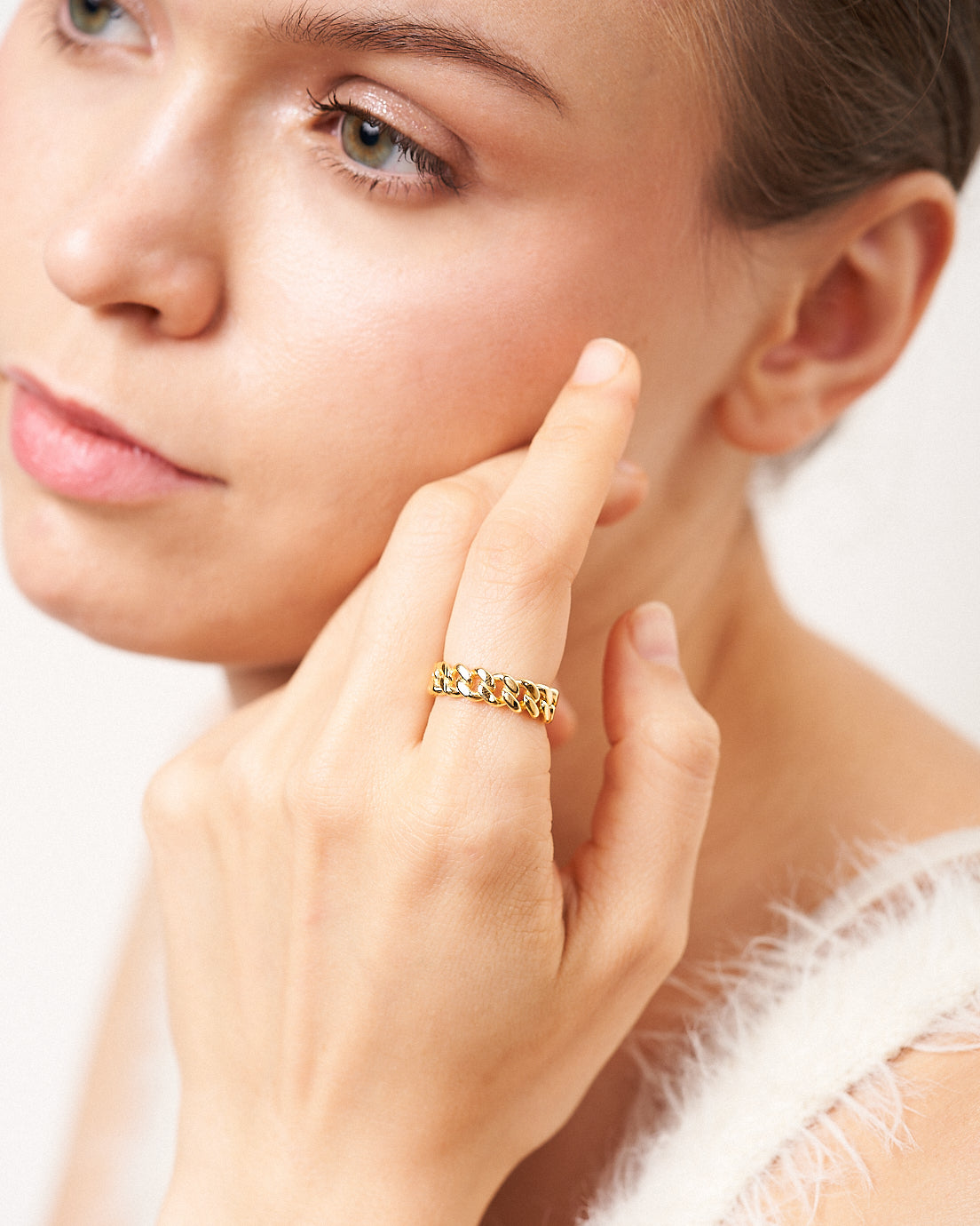 Anello groumette in argento 925 dorato indossato al dito