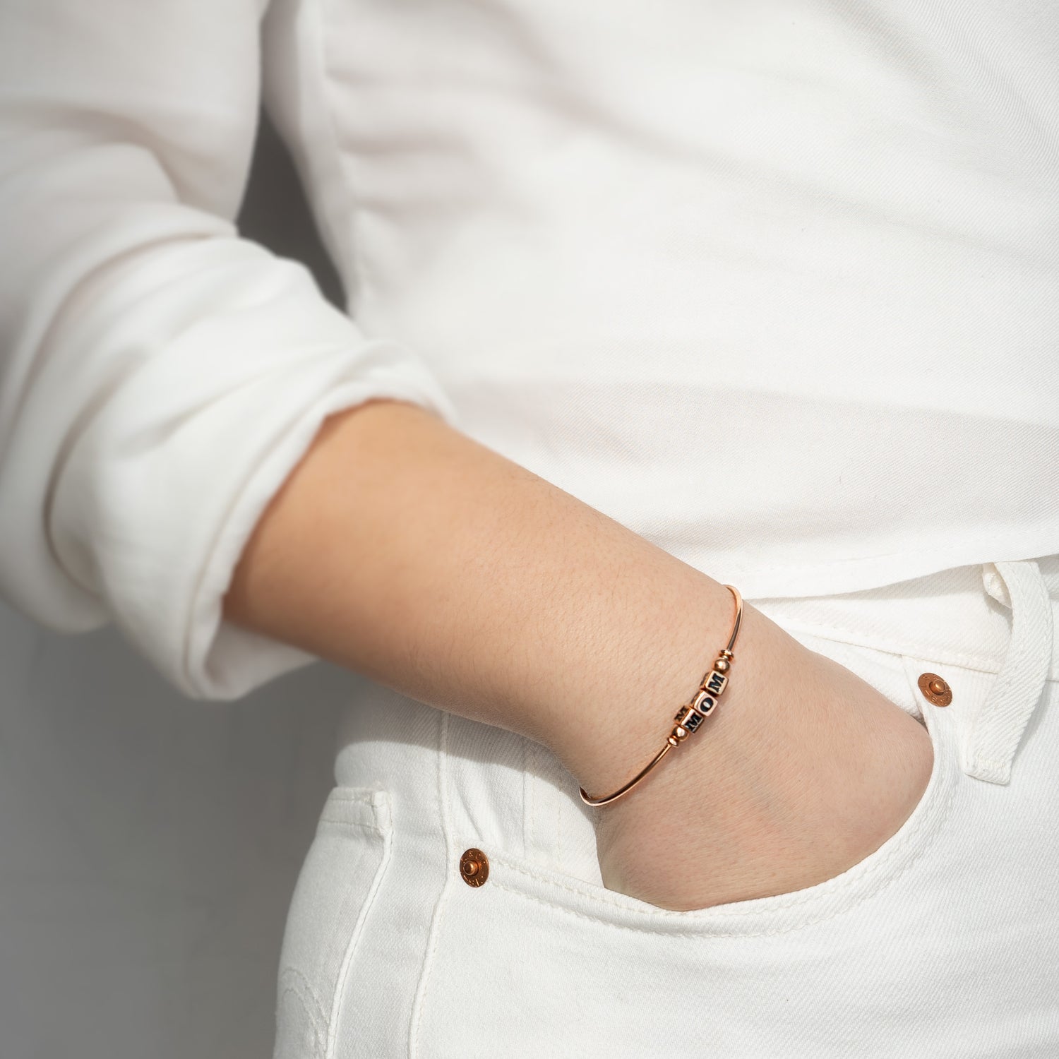 Bracciale Lil Cube in oro giallo 18k con cubetti personalizzabili in oro 9k incisi con lettere, disponibile in varie misure