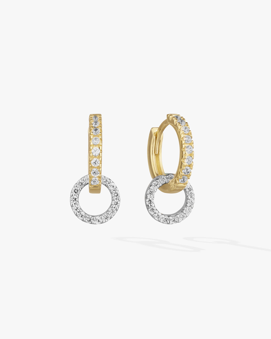 Eleganti orecchini doppio cerchio in oro bianco e giallo 18ct - Design moderno e raffinato.